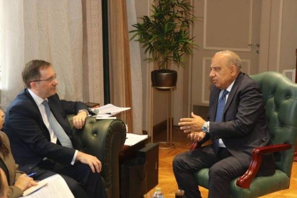 وزير الكهرباء يستقبل سفير بريطانيا بالقاهرة لبحث الشراكة بمجالات الطاقات المتجددة
