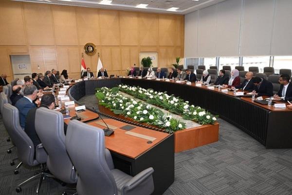 الصناعة وقطاع الأعمال: دعم أي مستثمر جاد يرغب في إقامة مصنع للغزل والنسيج