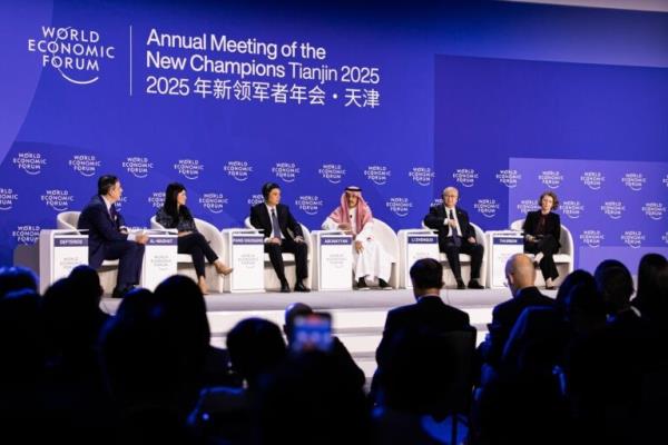 المنتدى الاقتصادي العالمي: خطوات ثابتة للتحول اقتصادي ونمو يقوده القطاع الخاص المحلي والأجنبي