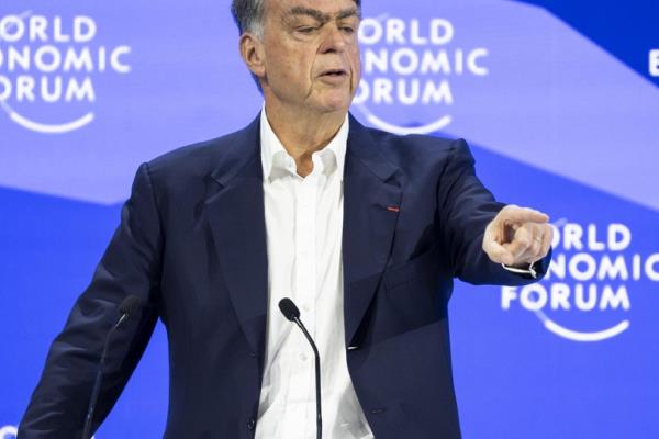 أندريه هوفمان ينفي الأنباء حول نقل مقر المنتدى من دافوس