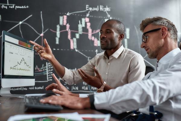 واشنطن تستعد لربط دخول ملايين المسافرين الأجانب بفحص شامل لماضيهم الرقمي