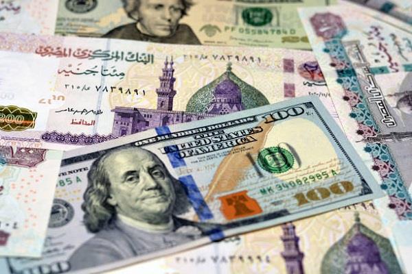 بدعم تحويلات المصريين وإيرادات السياحة الجنيه المصري يواصل التعافي أمام الدولار