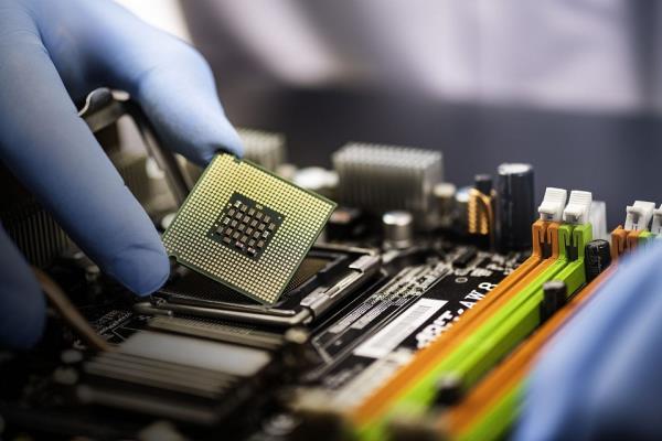 "بلومبرغ": إدارة ترامب تستعد لإعلان صفقة رقائق متقدمة مع الرياض