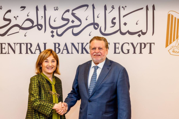 محافظ المركزي يبحث مع الاستثمار الأوروبي تعزيز التعاون في التمويل المستدام