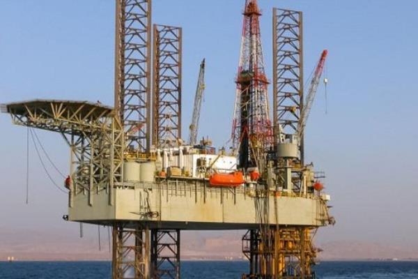 مصر تقترب من أول اكتشاف للنفط الخام في غرب المتوسط