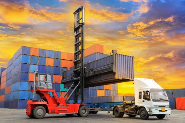 بدائل "هرمز".. الموانئ السعودية بالبحر الأحمر تتحول إلى "شريان حياة" للمنطقة