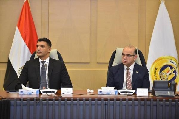 الحكومة تناقش آليات تعزيز دور المؤسسات الاستثمارية والتمويلية لتنمية الصناعات الدوائية