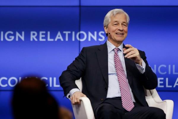 الرئيس التنفيذي لبنك "جي بي مورجان".. ينتقد خطة ترامب"الكارثية" متحفظا على سياسته الخارجية