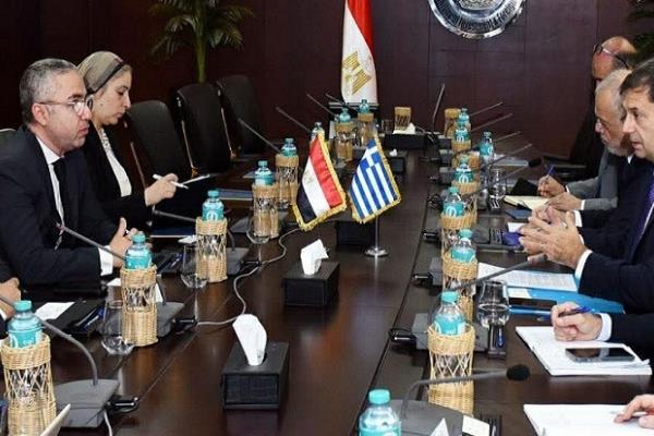 مصر واليونان تبحثان دعم الاستثمارات المشتركة في قطاعات الطاقة واللوجستيات