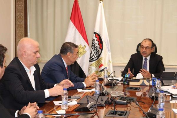 وزير قطاع الأعمال يبحث مع أروجلو التركية تشغيل مصانع الغزل والنسيج الجديدة