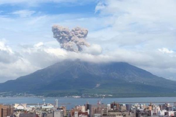 بركان ساكوراجيما يثور بعنف باليابان.. وإلغاء رحلات جوية وسط سحب الرماد