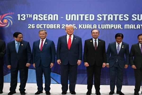 ترامب في قمة آسيان.. احتفاء بالسلام ووعد بعصر ذهبي أمريكي