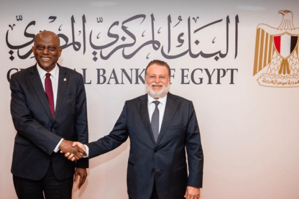 محافظ المركزي المصري يستقبل نظيره النيجيري ويصحبه في جولة بدار طباعة النقد