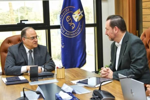 رئيس هيئة الدواء يبحث وشركة سرفييه مصر توطين صناعة مستحضرات الأورام
