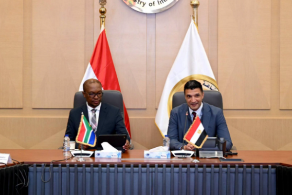 وزير الصناعة يعلن التفاوض مع شركات أدوية عالمية لتوطين إنتاج المواد الفعالة